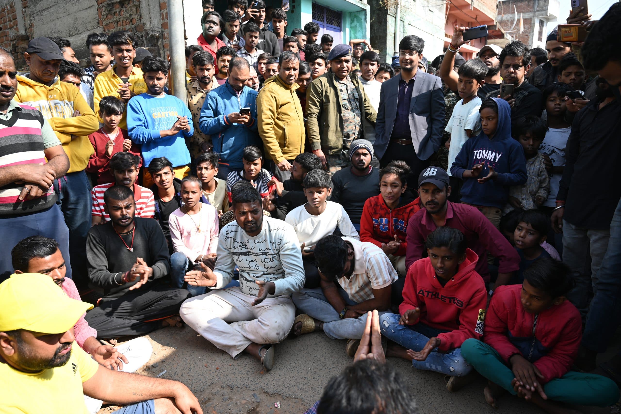 Deoghar News : प्रतिबंधित हड्डी फेंकने के आरोप में विरोध प्रदर्शन, पुलिस को भांजनी पड़ी लाठी