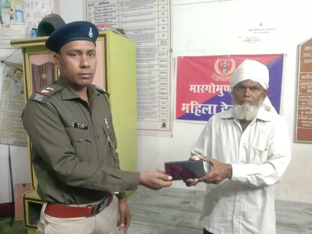 खोया मोबाइल पुलिस ने किया वापस