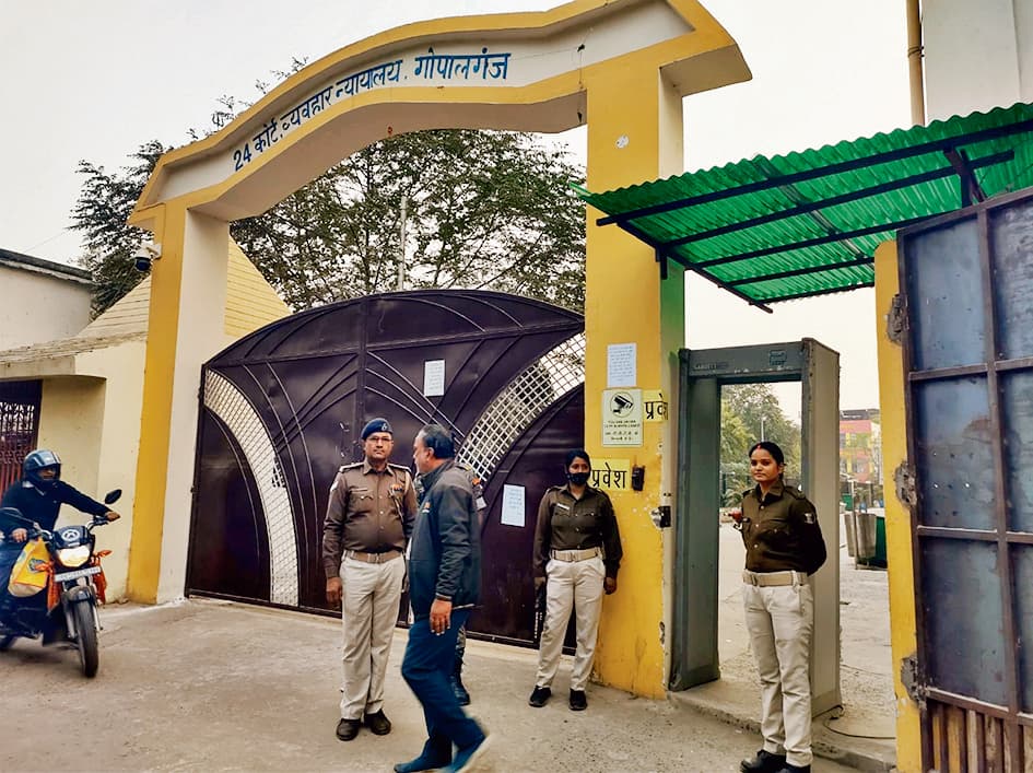 Gopalganj News : महिलाओं की पिटाई में गोपालपुर थानेदार समेत 20 पुलिसकर्मियों पर न्यायालय में मुकदमा दायर