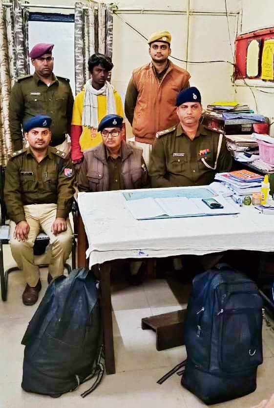 Chhapra News : आरपीएफ व जीआरपी ने एकमा स्टेशन पर 46 कछुओं के साथ तस्कर को किया गिरफ्तार