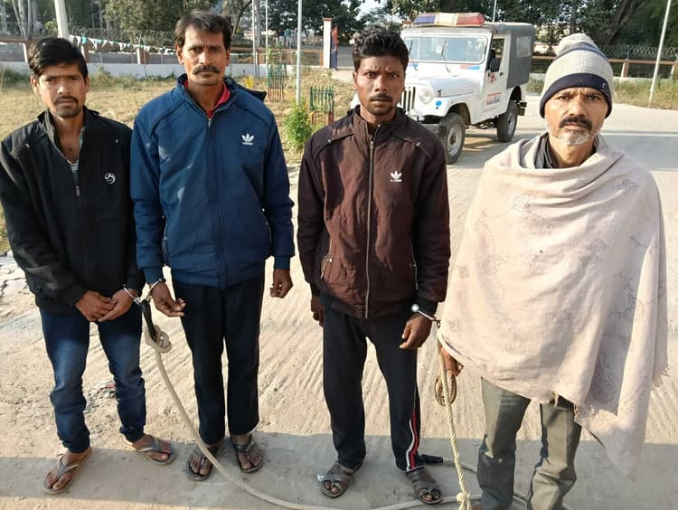 नशे में हंगामा कर रहे चार शराबी गिरफ्तार