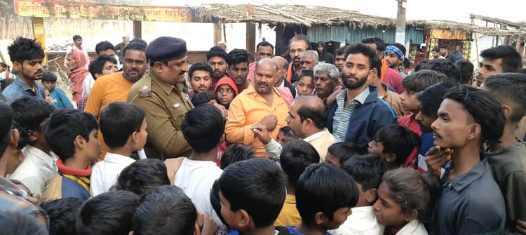 एमडीएम बंद होने से छात्रों ने किया हंगामा