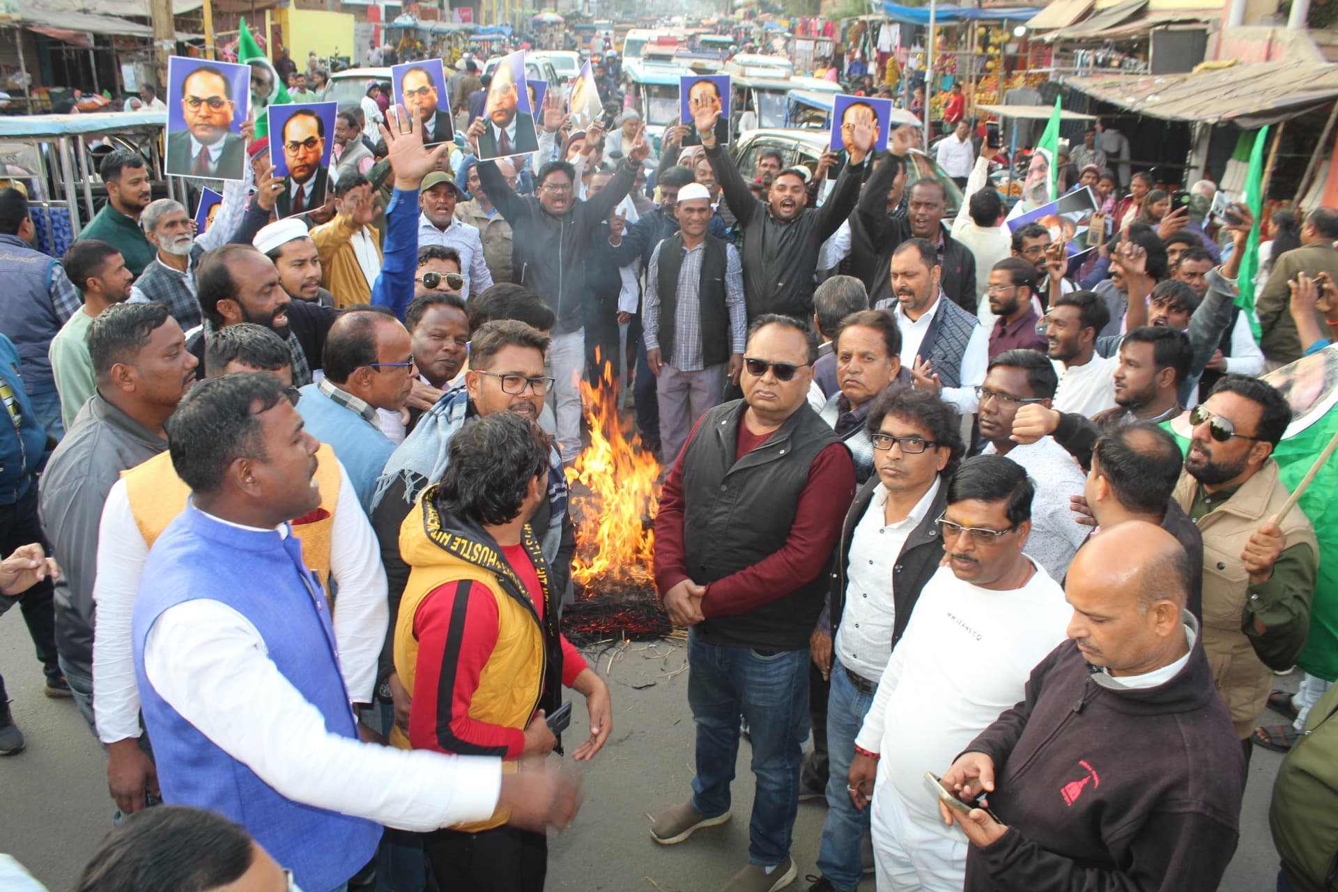 Giridih News :जगह-जगह अमित शाह का किया गया पुतला दहन