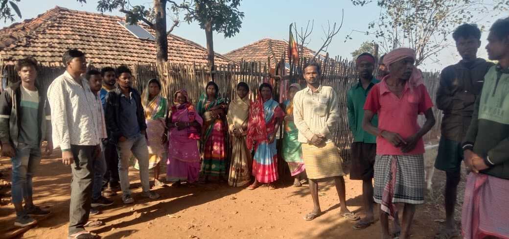 सोलर उपकरण पहुंचानेवाले कर्मियों ने वसूले 31 हजार, ग्रामीणों ने बनाया बंधक