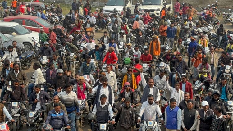 Dhanbad News : रैयतों ने सिजुआ क्षेत्रीय कार्यालय पर किया सशस्त्र प्रदर्शन