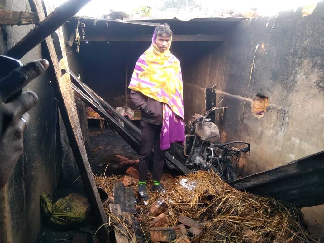 Dhanbad News : बोरसी की आग घर में भड़की, एक मवेशी, बाइक समेत हजारों की संपत्ति जली