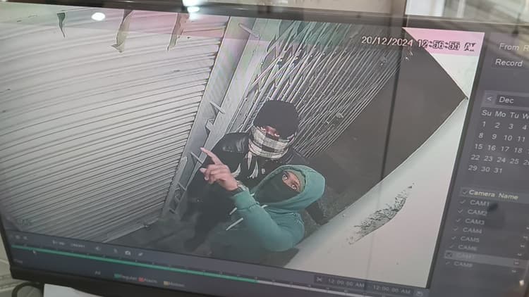 Dhanbad News: ज्वेलरी दुकान में चोरी का प्रयास, युवक गिरफ्तार