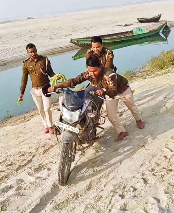 Patna News : बाइक चोरी कर भाग रहे दो बदमाश गिरफ्तार, चोरी की 11 बाइक बरामद