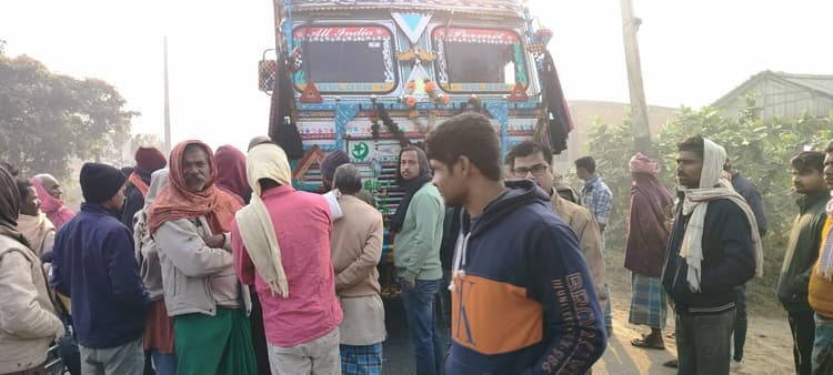 बाइक सवार युवक को अनियंत्रित ट्रक ने रौंदा, गंभीर रूप से जख्मी