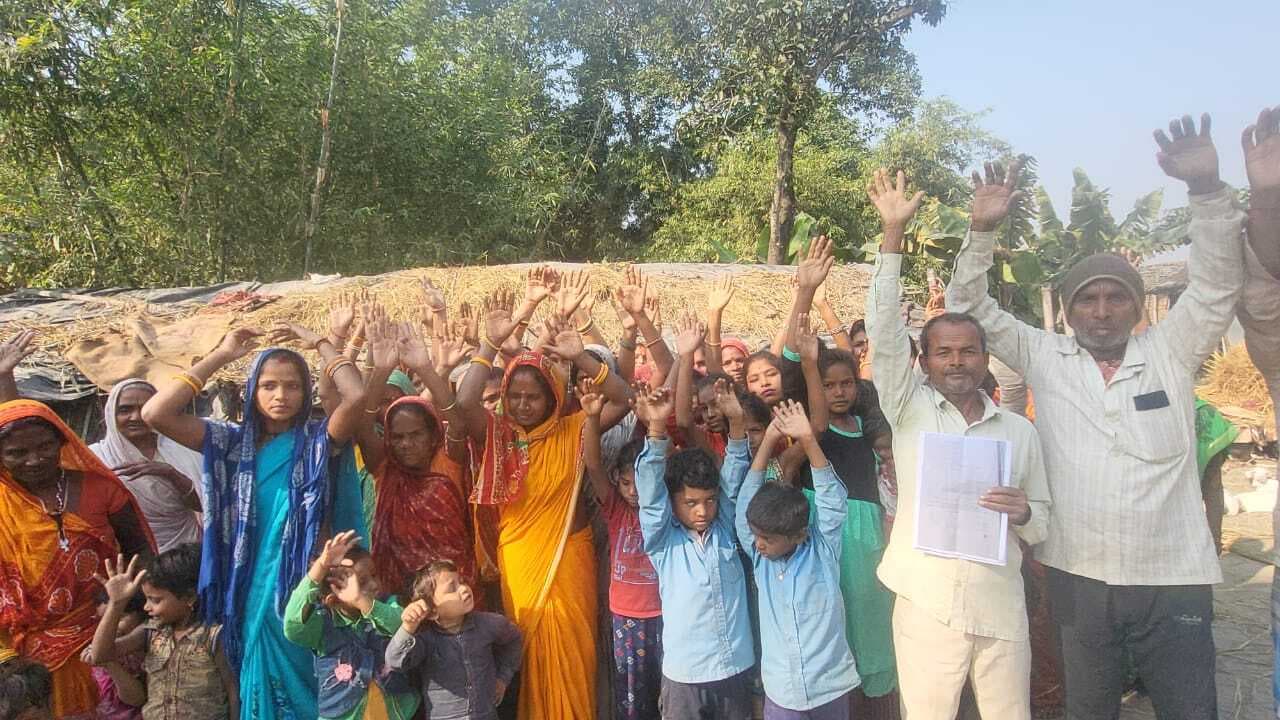 आंगनबाड़ी केंद्र को दूसरे जगह निर्माण होने से नाराज ग्रामीणों ने किया विरोध - प्रदर्शन