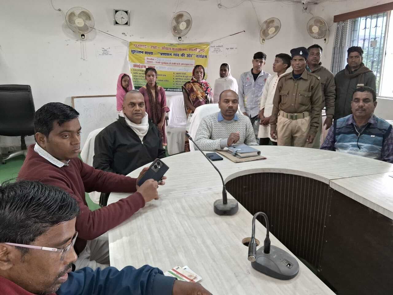 प्रशासन गांव की ओर शिविर में 43 आवेदन का निष्पादन