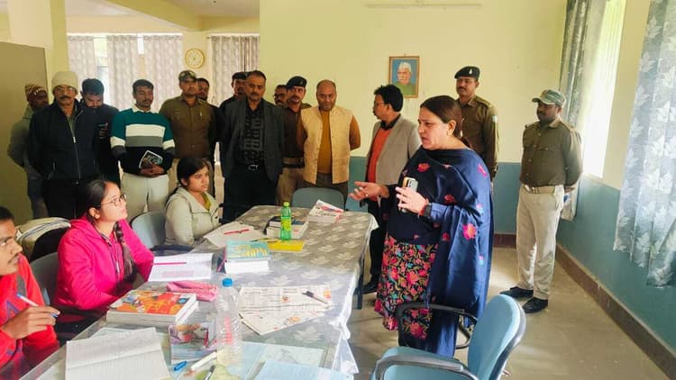 अफसर लोगों की समस्याओं का त्वरित करें समाधान : डीसी