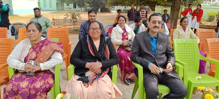 क्रिसमस की मस्ती में डूबी छात्राएं, आकर्षक चरनी तैयार कर मोहा मन