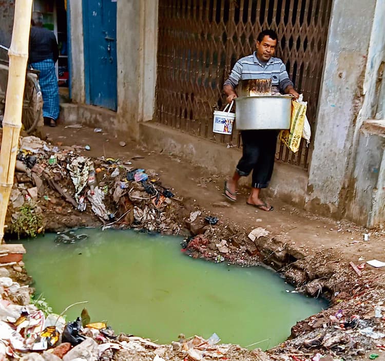 Chhapra News : शहर के मुहल्ले व बाजारों में खुले नाले और मैनहोल हादसे को दे रहे दावत