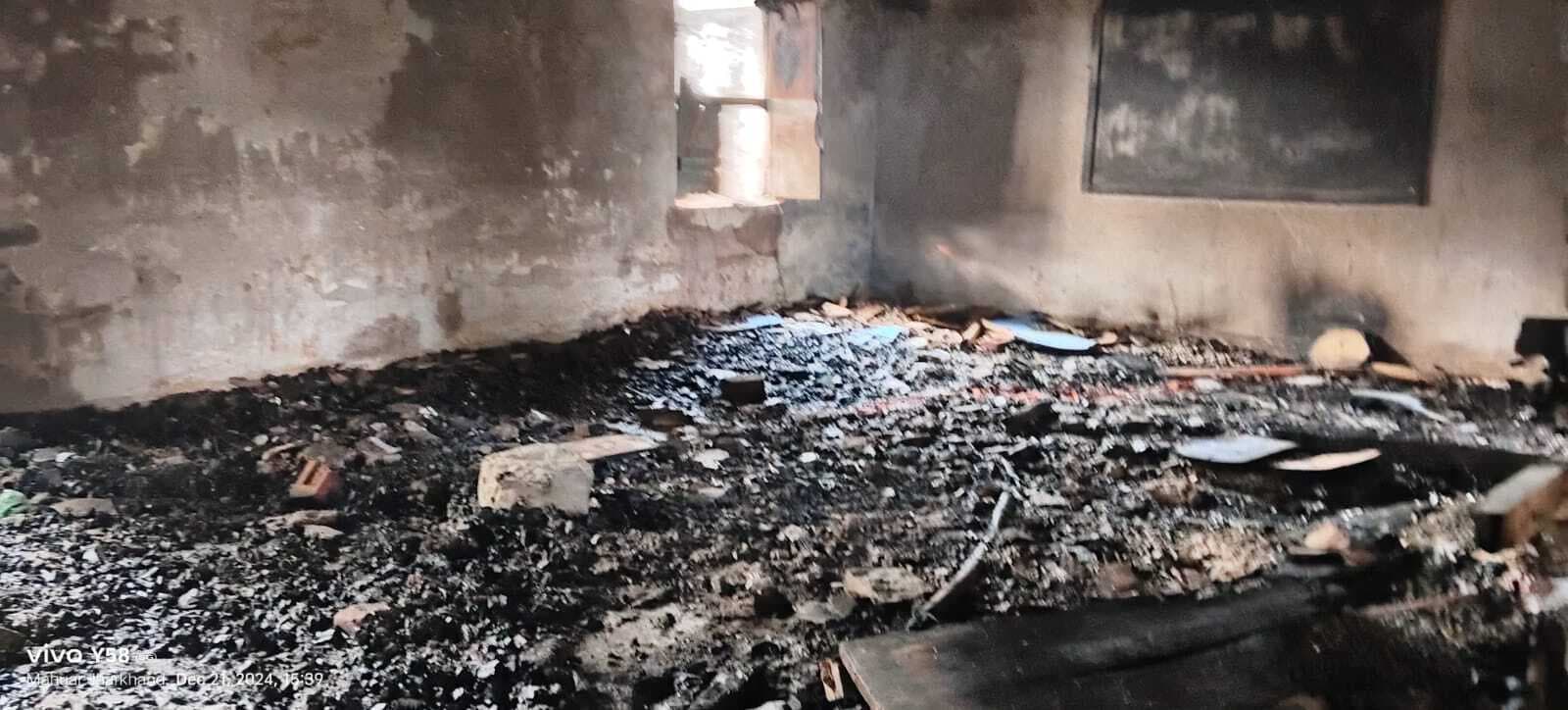 Giridih News: विद्यालय में लगी आग, 90 हजार के फर्नीचर जले
