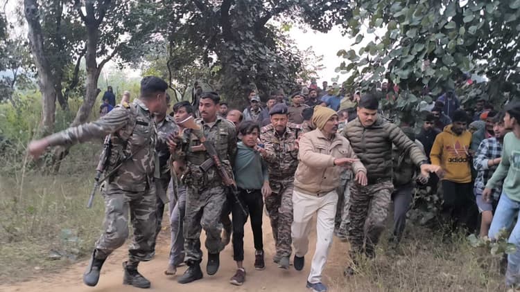 Giridih News: ब्लास्टिंग स्थल पर जाने से रोका, तो मनबढ़ू ने चाकू मारकर कर दी ग्रामीण की हत्या