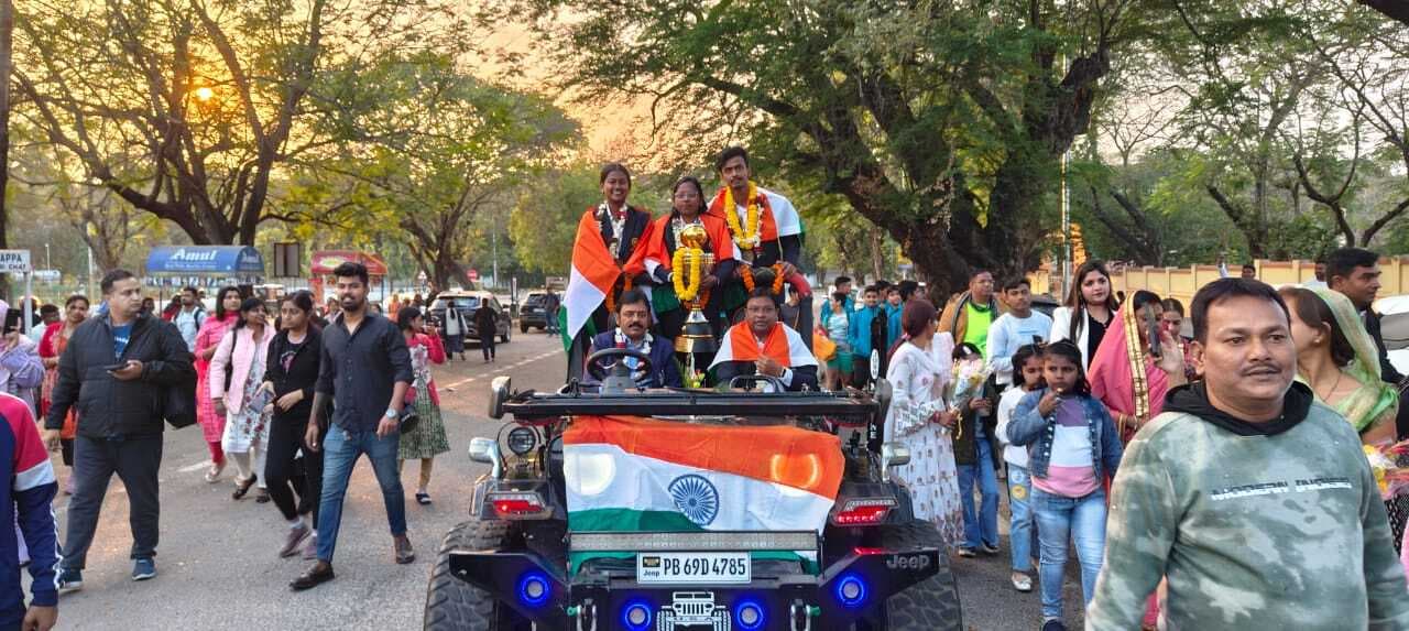 रोलबॉल खिलाड़ी व कोच का जोरदार स्वागत