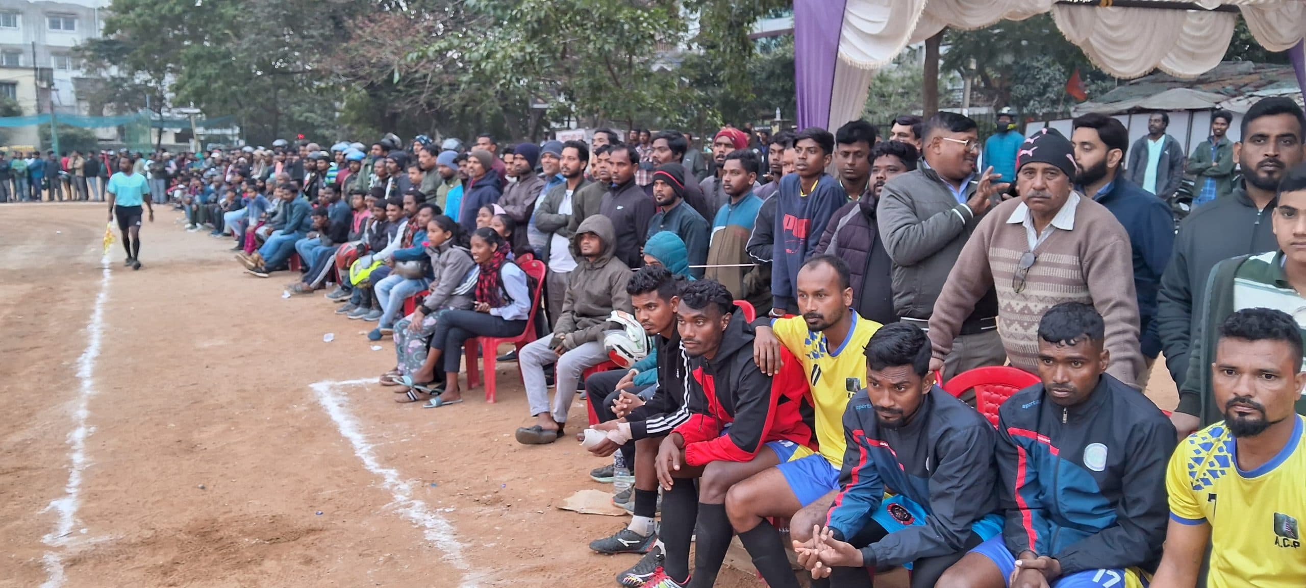 Football : हरमू ग्राउंड में फुटबॉल टूर्नामेंट में दिख रहा दर्शकों का क्रेज