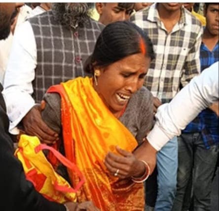 School Bus Accident News : मेराल में बेकाबू स्कूल बस खाई में गिरी, एक बच्चे की मौत, दर्जनों घायल