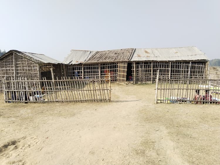 भवन के अभाव में झोपड़ी में चल रहा है एनपीएस