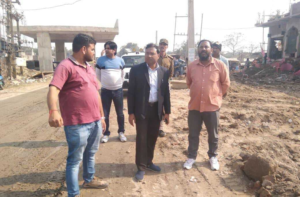 परसरमा-बकौर पथ का एसडीएम ने लिया जायजा, जल्द कार्य पूर्ण करने का दिया निर्देश