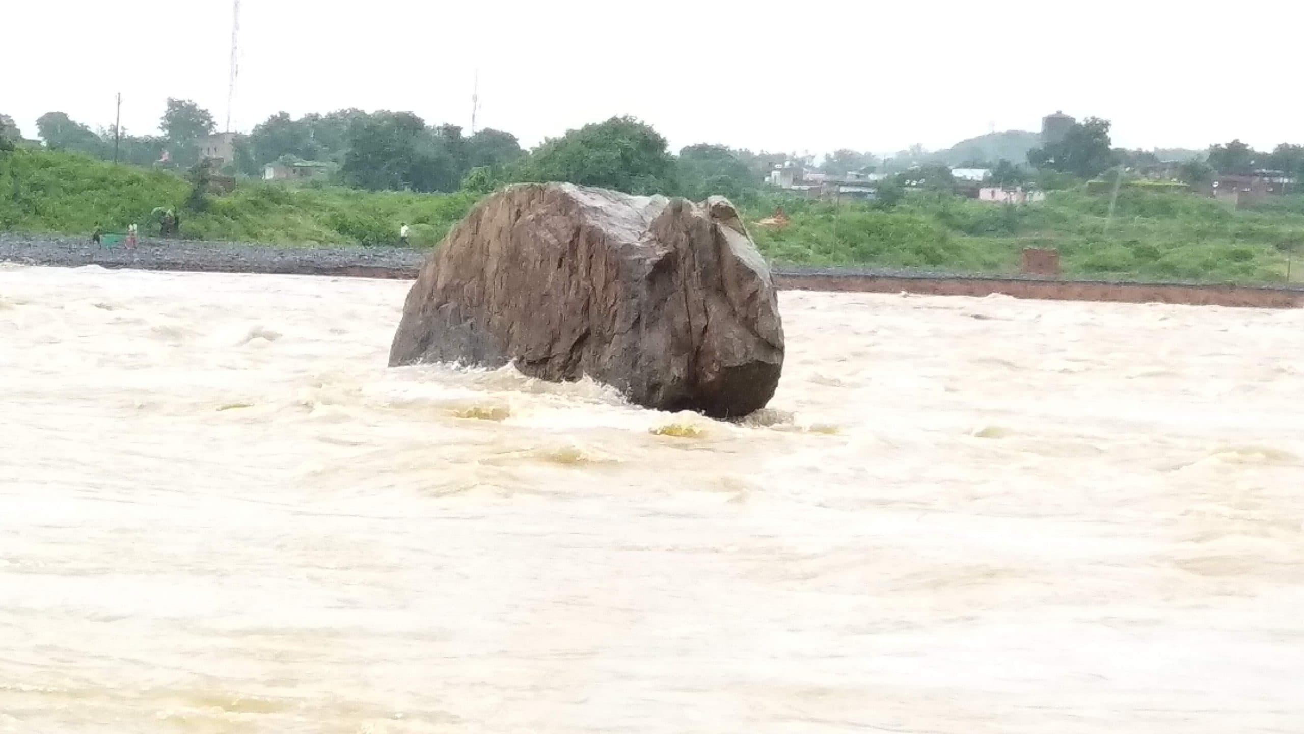 Bokaro News : बेरमो में दामोदर नदी के तटों पर पिकनिक के लिए उमड़ती है भीड़