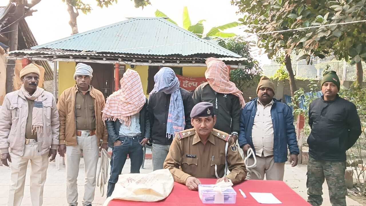 Purnia news : व्यवसायी का पीछा कर रहे तीन हथियारबंद अपराधी धराये