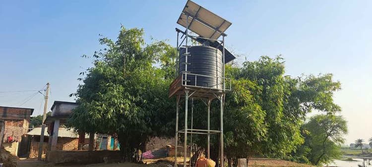 ठंड में पसीना बहाकर प्यास बुझा रहे हैं बसखोरिया के ग्रामीण