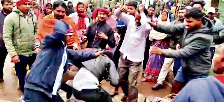 Rourkela News: हाथी के हमले में ग्रामीण की मौत, आक्रोशित लोगों ने डीएफओ कार्यालय घेरा