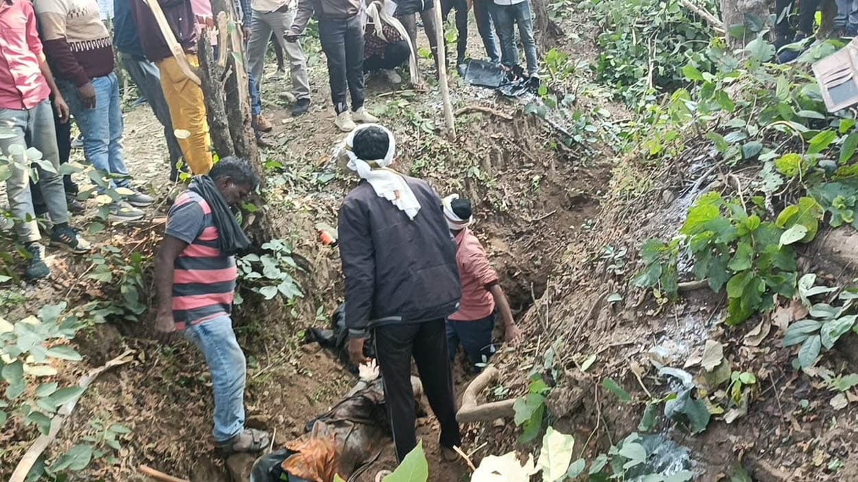 Chatra Crime News : एक ही गड्ढे में मिला लापता युवक और महिला का शव, एक हिरासत में