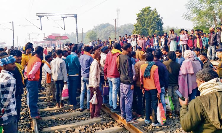 Patna News : कम बोगी से नाराज यात्रियों ने नदवां में पटरी पर बैठ कर रोकी पैसेंजर ट्रेन