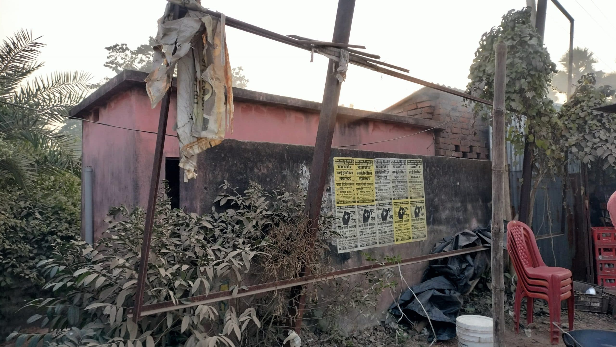 महेशपुर बाजार: अतिक्रमण से सामुदायिक शौचालय बना दुकानदारी का ठिकाना