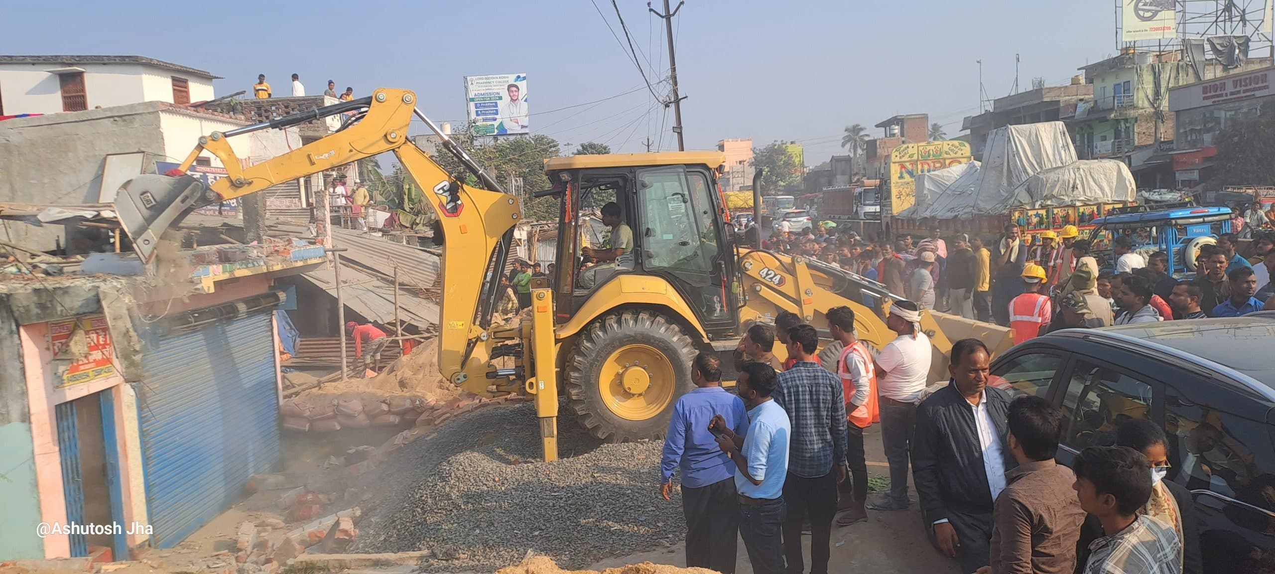 सिमराही बाजार में एनएच 106 व एनएच 27 के किनारे से हटाया गया अतिक्रमण