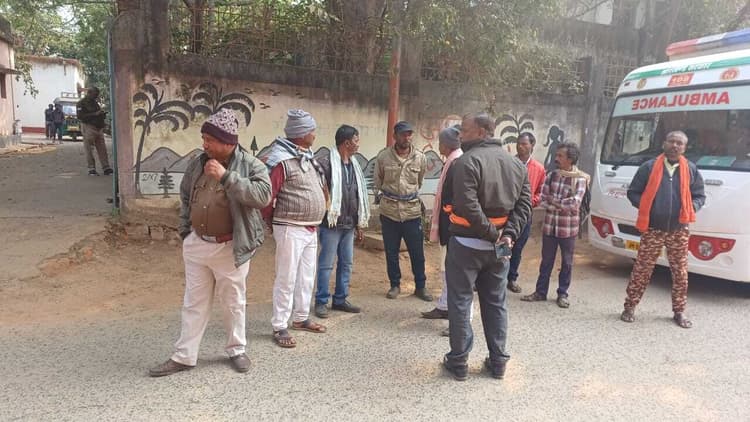 Deoghar News : ट्रक के लुढ़कने से पहिये के नीचे आया चालक, कुचलने से मौत