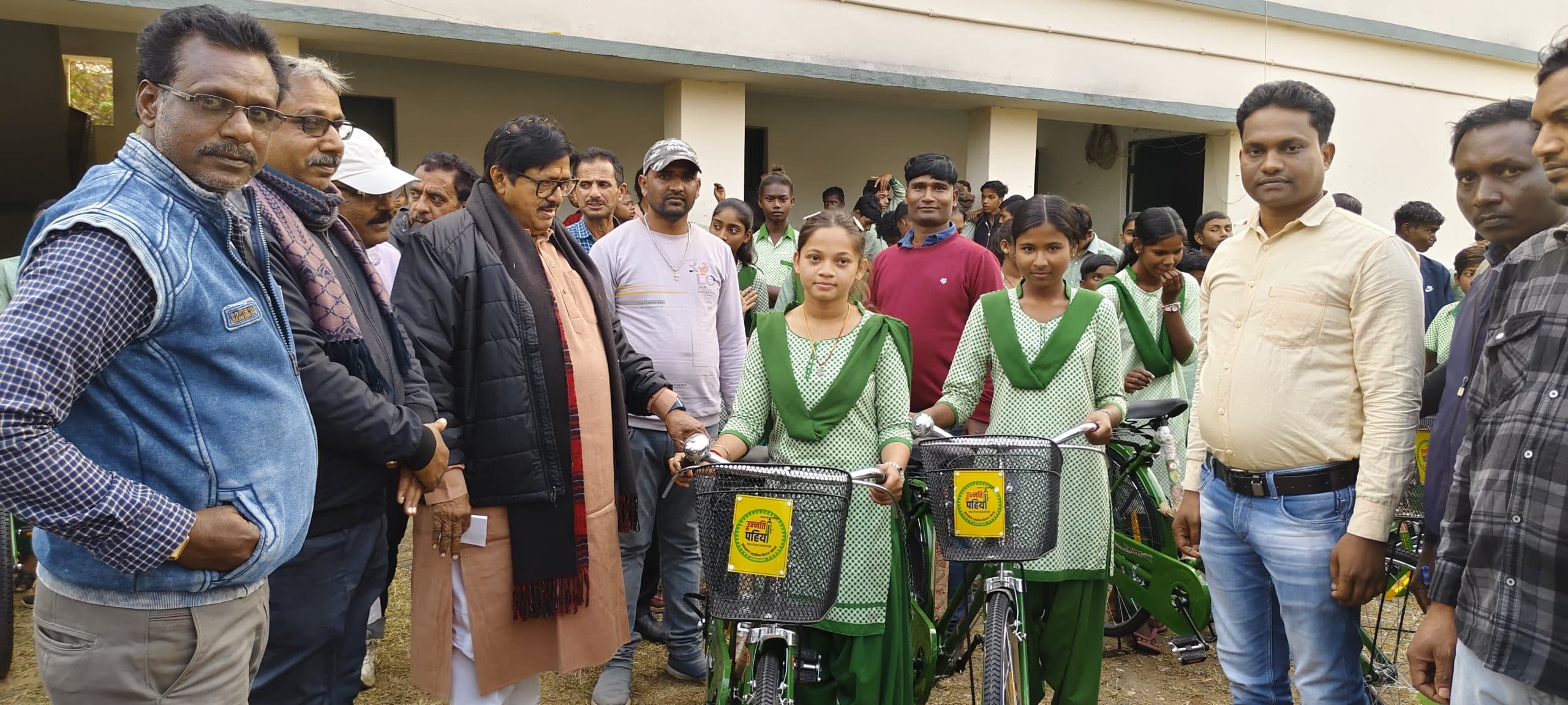 विधायक ने 204 विद्यार्थियों में किया साइकिल का वितरण