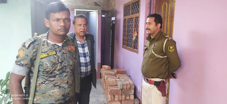 घर से नकद सहित दो लाख की चोरी