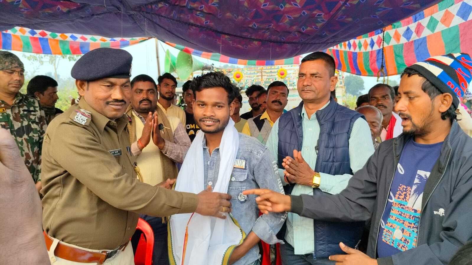 फुटबॉल टूर्नामेंट में महेंग्रो टीम विजयी