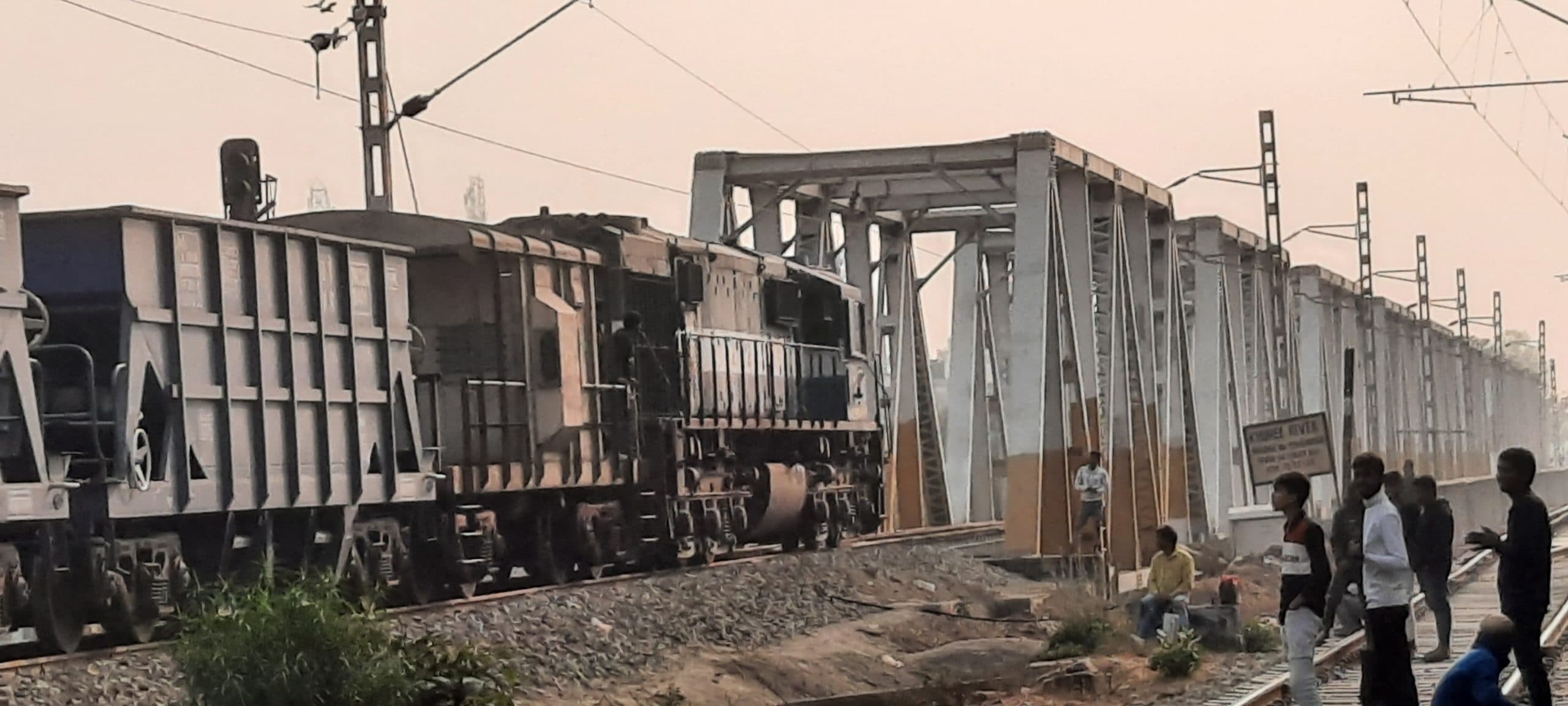 गिट्टी लदी ब्लास्ट ट्रेन दौड़ाकर खुरी नदी पर बने पुल की क्षमता की हुई जांच