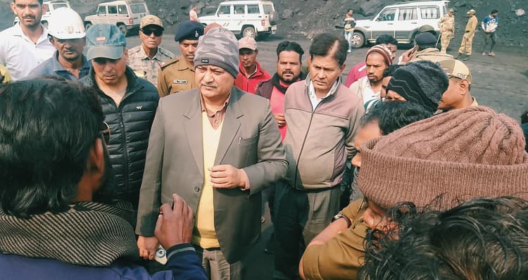 Bokaro News : विस्थापितों ने एकेके ओसीपी में ठप किया उत्पादन कार्य