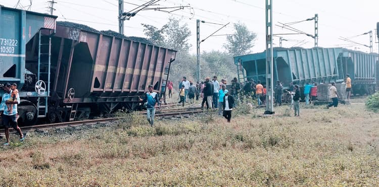 Bokaro News : कोयला लेकर टीटीपीएस आ रही मालगाड़ी की तीन बोगियां बेपटरी