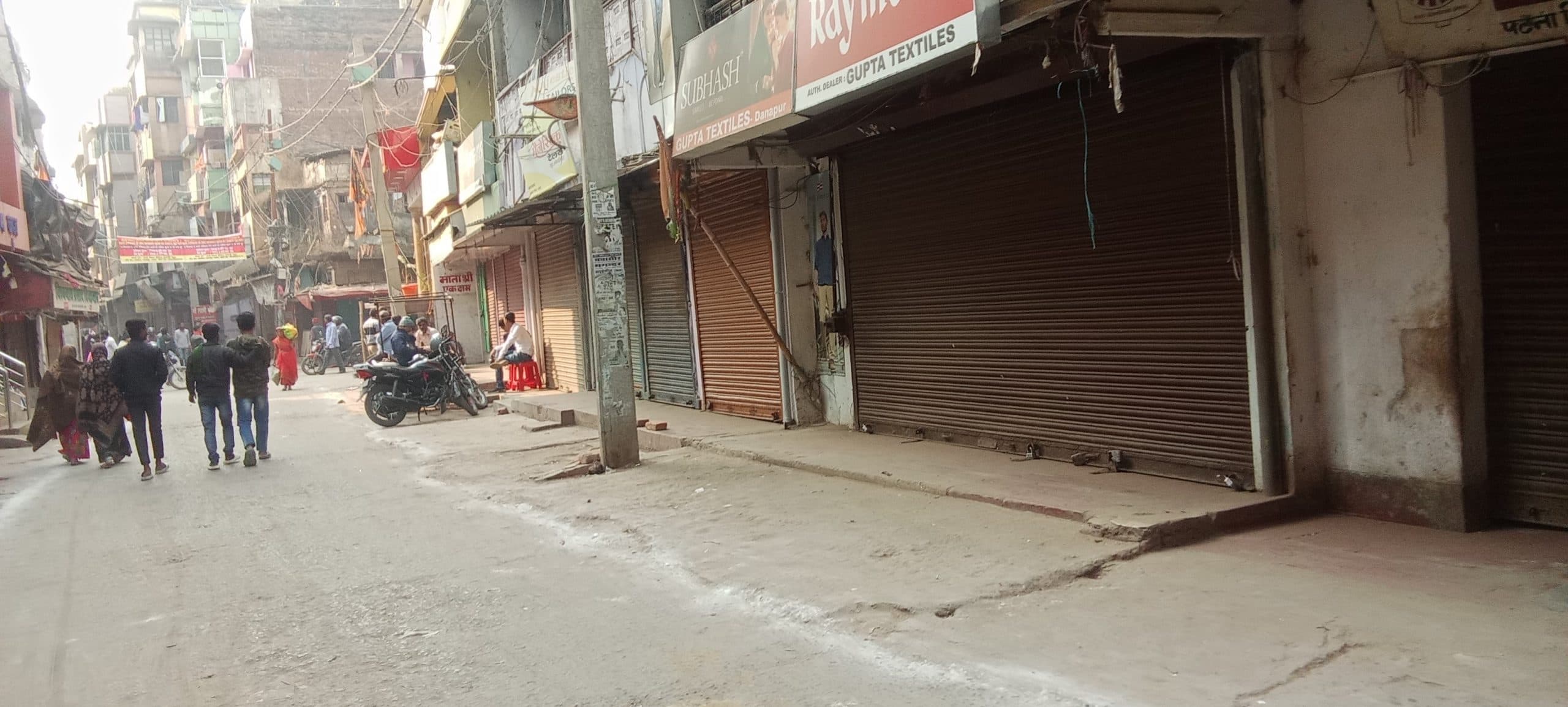 तोड़फोड़ के डर से बंद रहीं दुकानें, बदमाशों का सुराग नहीं