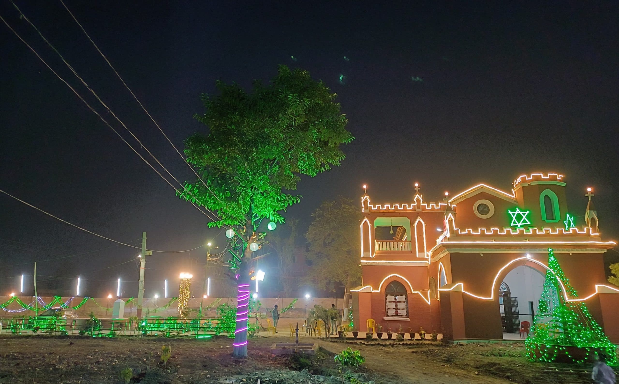 सज गए चर्च, आज रात्रि 12 बजे प्रभु यीशु का मनेगा जन्मोत्सव