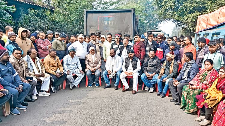 Urimari incident news : हाइवा के धक्के से बाइक सवार दो युवकों की मौत, 20 घंटे रोड जाम