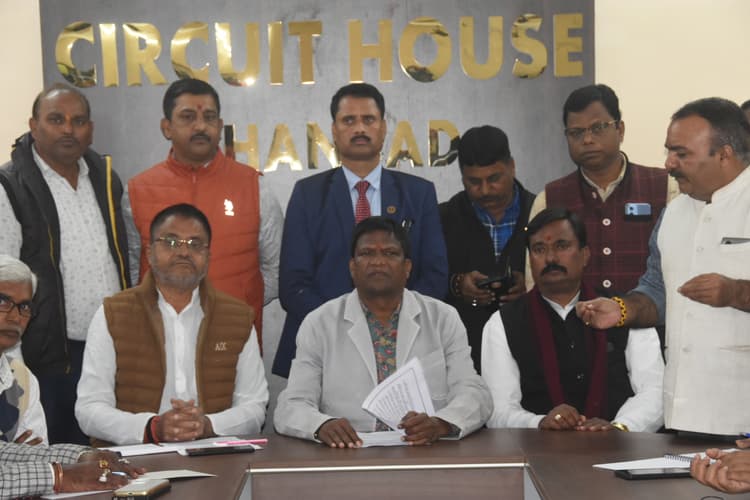 Dhanbad News : सांसद ने ढुलू महतो ने कहा-संसद परिसर में कांग्रेस नेता ने मुझे धक्का दिया