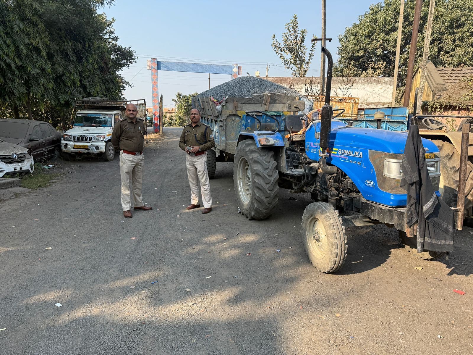 बिना माइनिंग चालान के स्टोन चिप्स लदा ट्रैक्टर जब्त