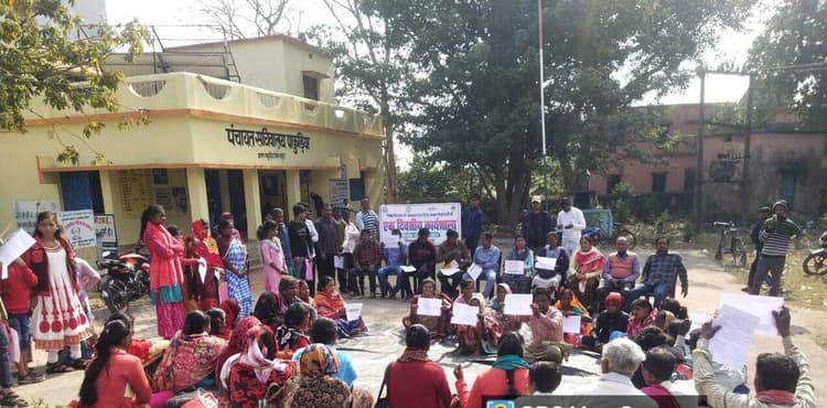 मुखियाओं व ग्राम प्रधानों को पेशा एक्ट की दी गयी जानकारी