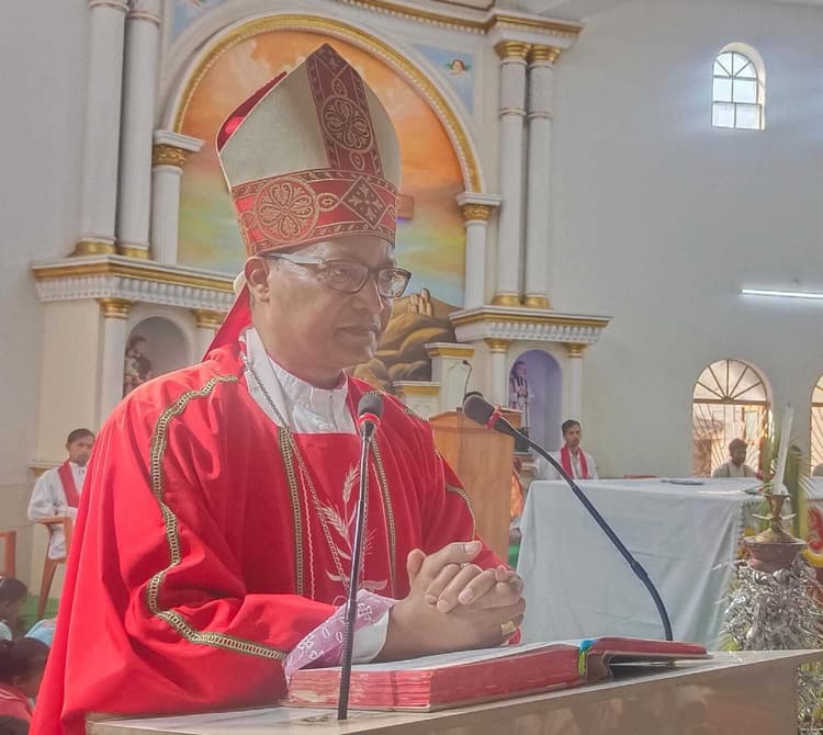 आज सुबह सभी गिरजाघर में विशेष आराधना