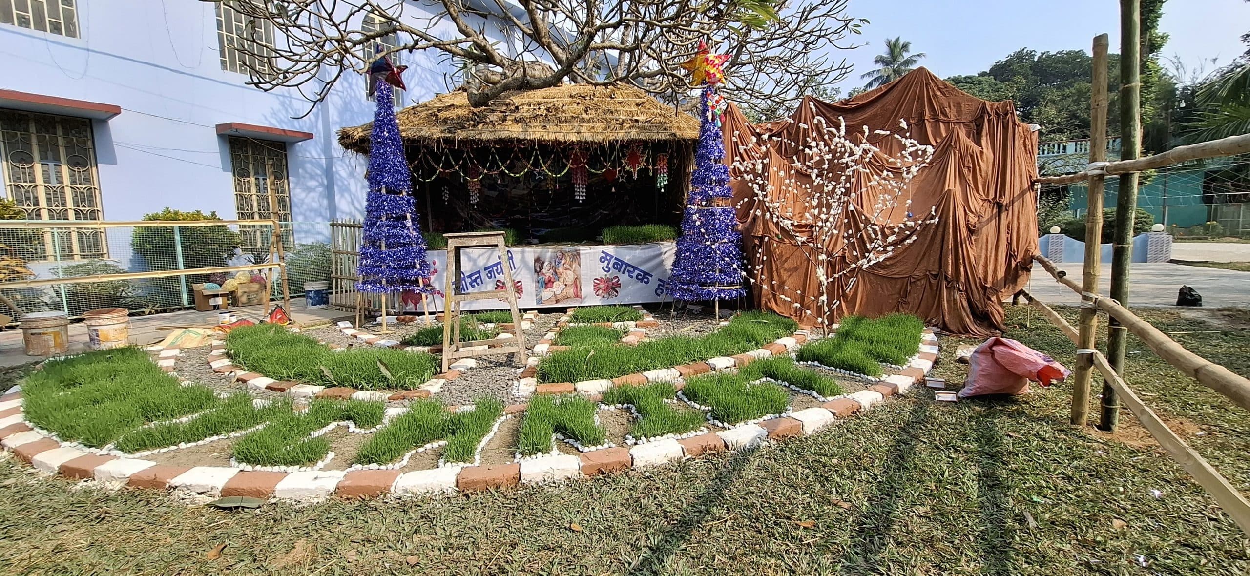 बजने लगी कैरोल गीत, रौशनी से जगमग हुआ चर्च