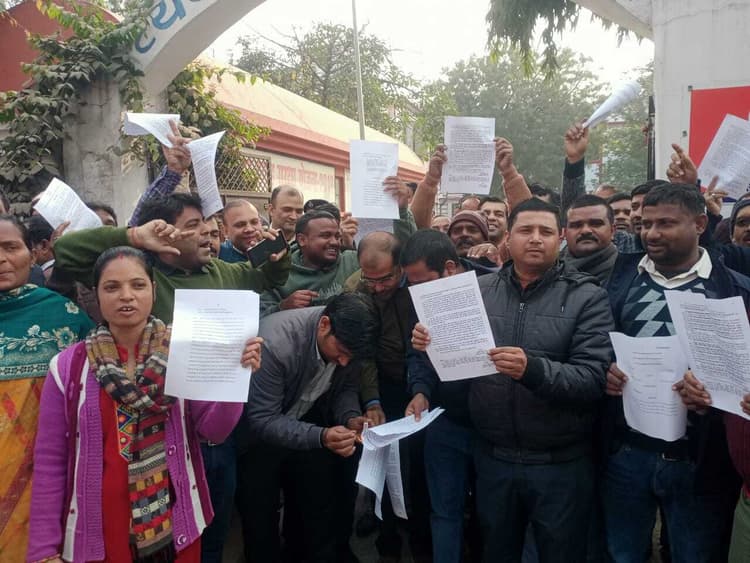 Gaya News : न्यायालय कर्मियों ने विधि विभाग के आदेश की प्रति जला कर जताया विरोध