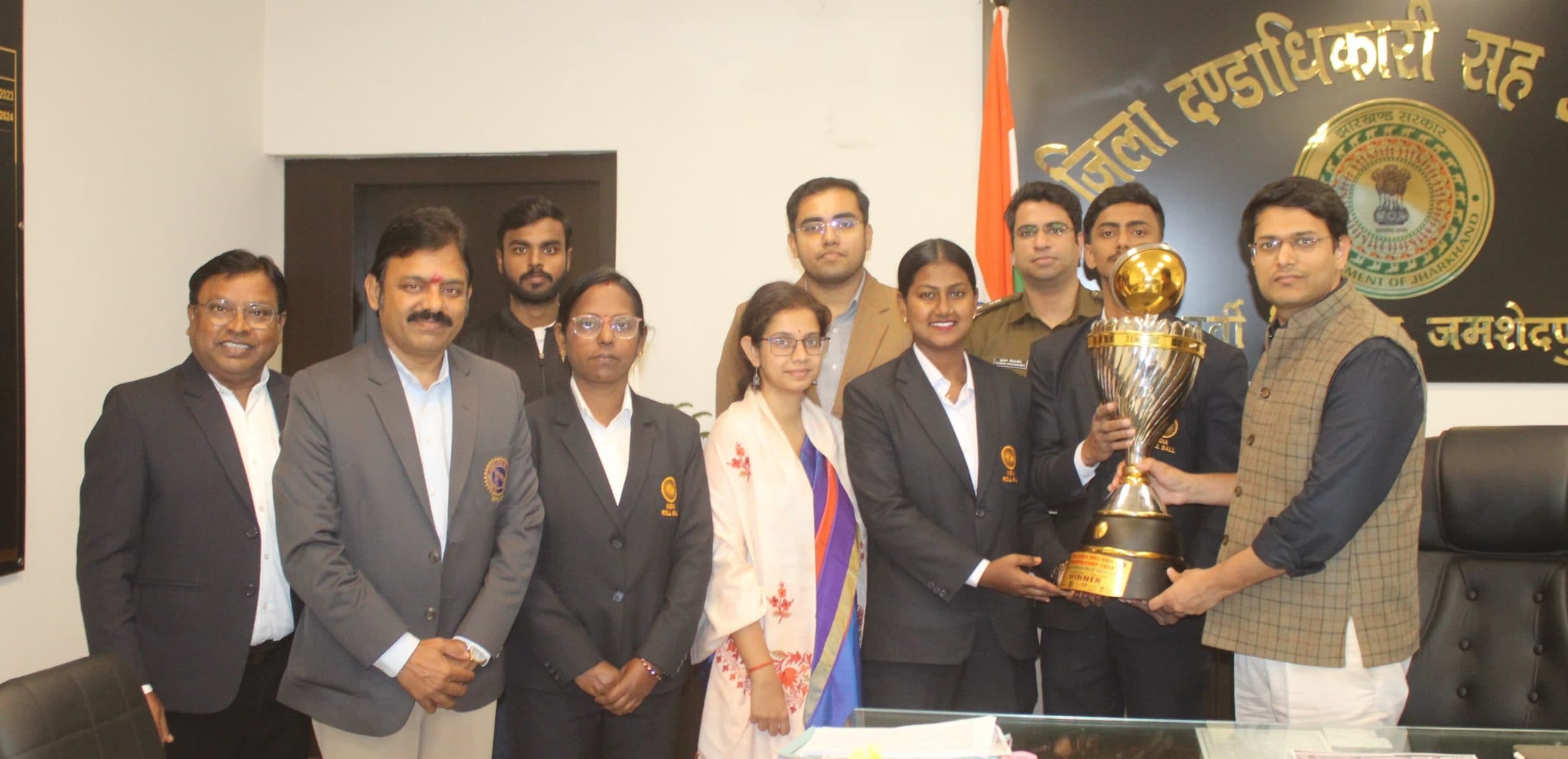 रोलबॉल खिलाड़ी व कोच ने डीसी से की मुलाकात